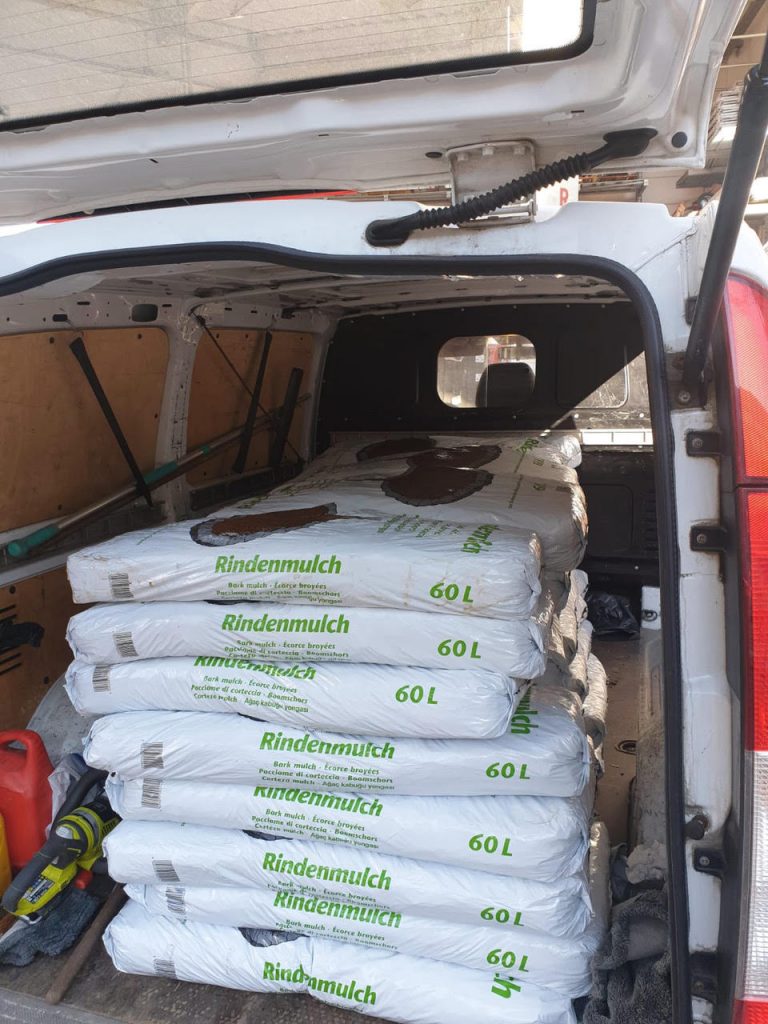 Rindenmulch Säcke im Kofferraum eines Transporters für die Gartenpflege in Düsseldorf