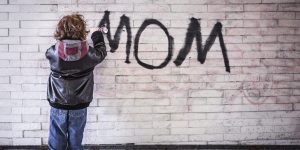 Kind malt Graffiti auf Wand