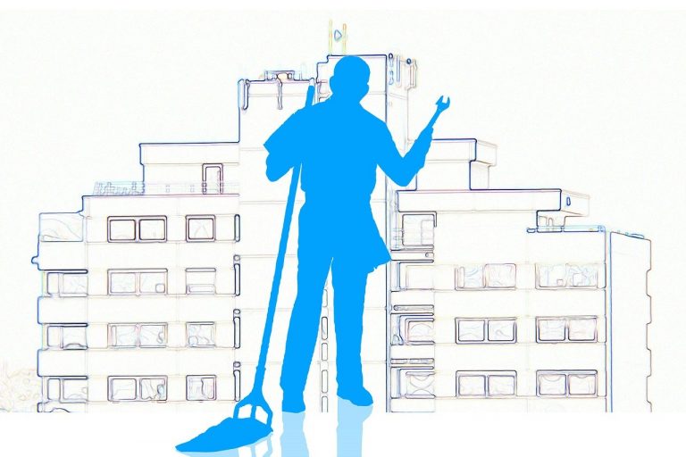 Hausmeister in blau vor Gebäude als Zeichnung