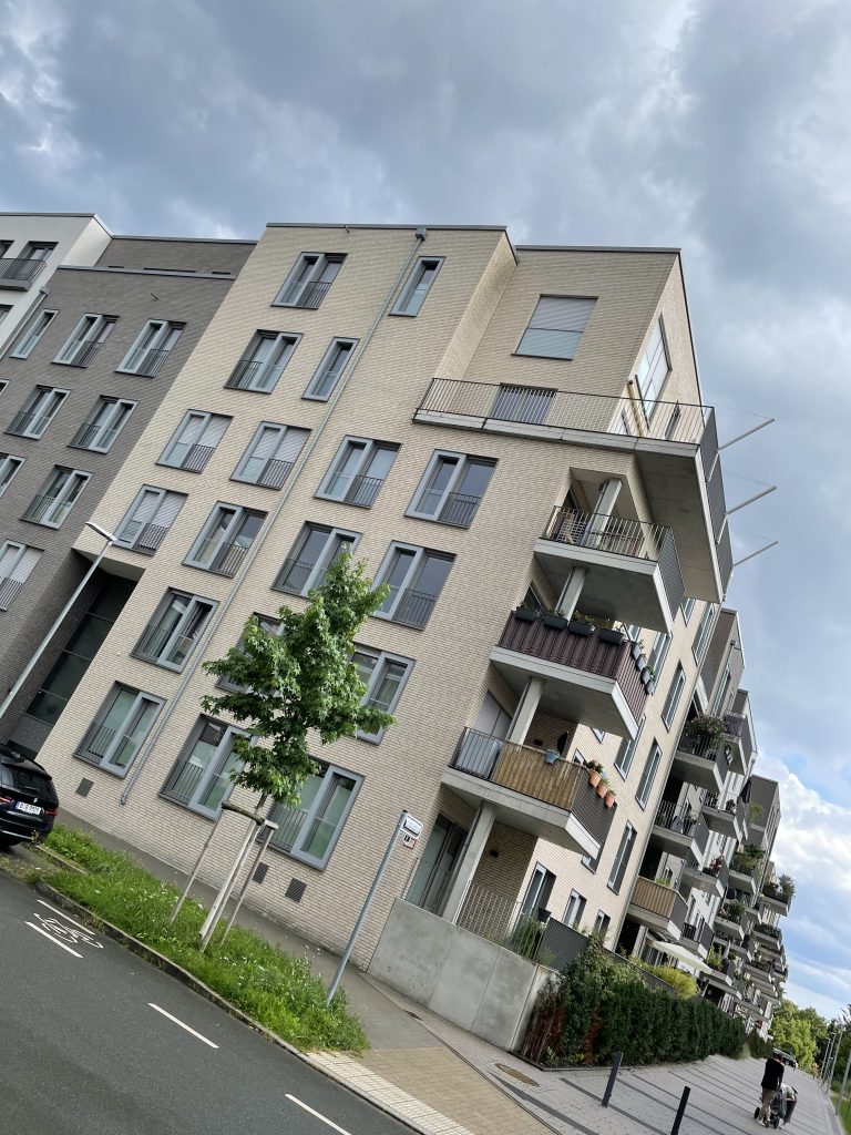 Gepflegtes Wohnhaus in Düsseldorf nach Regenschauer
