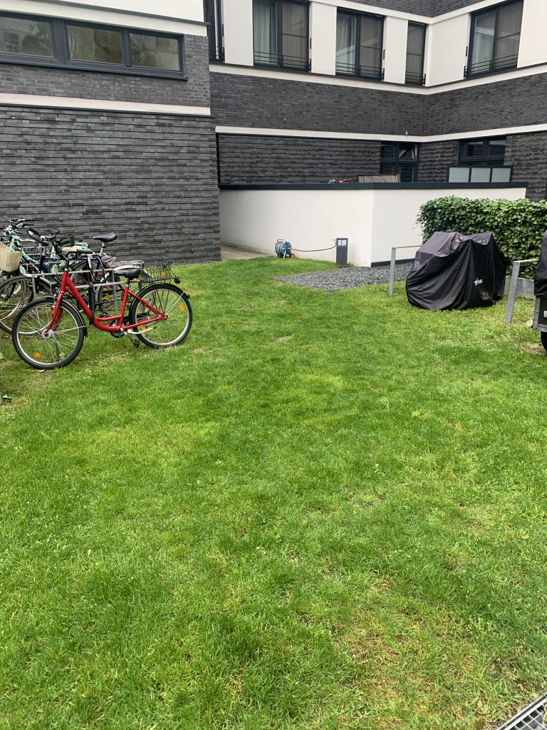 Fahrrad und Motorrad Stellplätze auf begrüntem Hinterhof