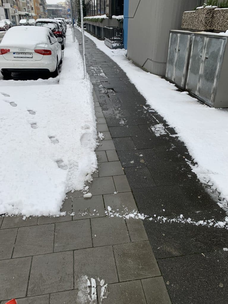 Von Schnee befreiter Gehweg