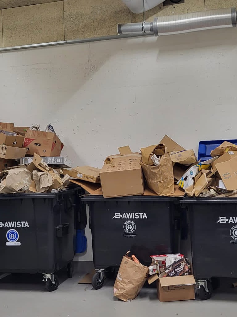 Müllcontainer für Pappe überfüllt - Abfallmanagement in Düsseldorf