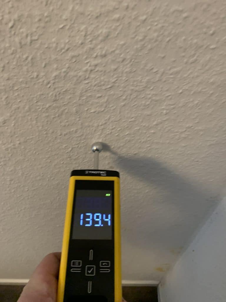 Messung der Feuchtigkeit an einer Wand mit einem Trotec Feuchtemesser