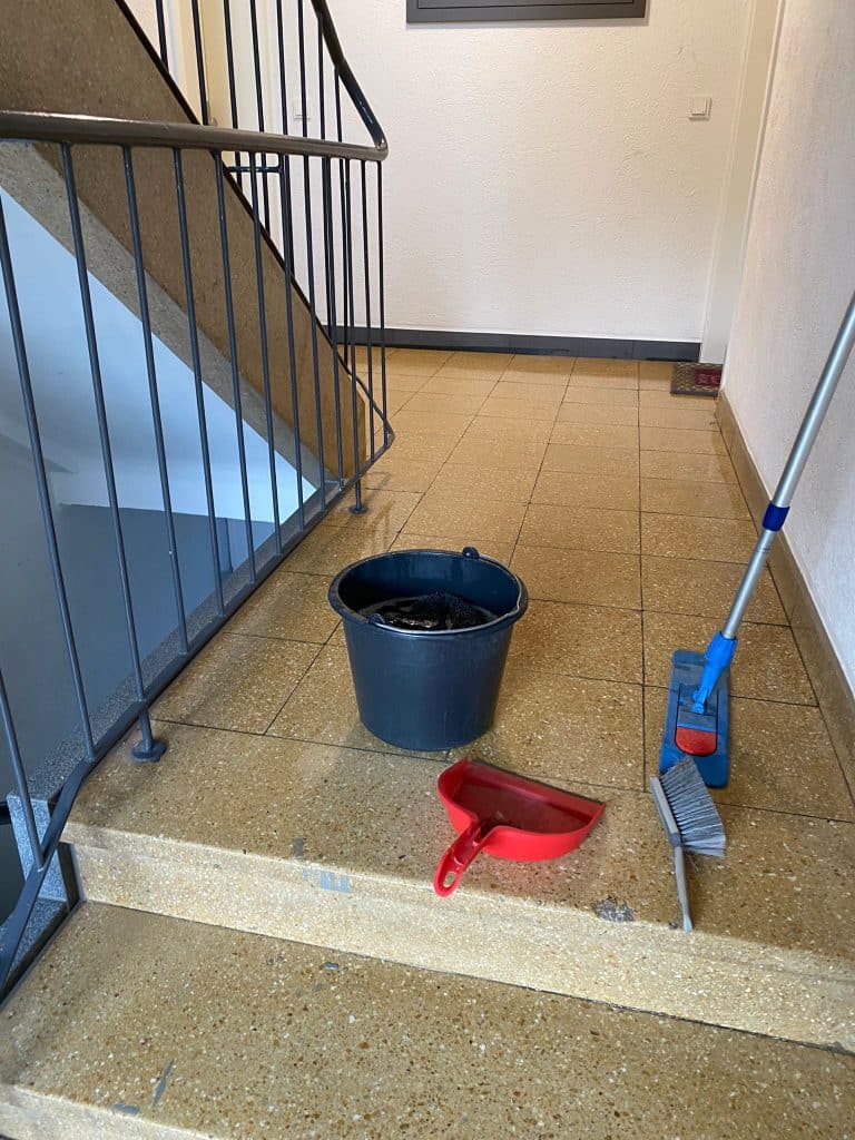 Fertig geputztes Treppenhaus mit benutztem Reinigungsmitteln