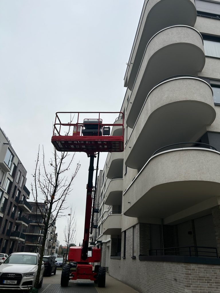 Teleskopbühne für Fassadenarbeiten am Balkon